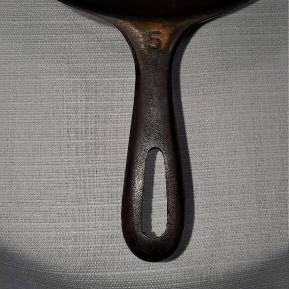 Vintage Unmarked #5 Wagner Cast Iron Skillet - Circa 1960's - Picture 2 of 9
